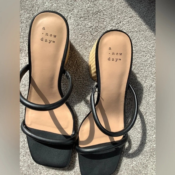 black heels - Picture 2 of 2